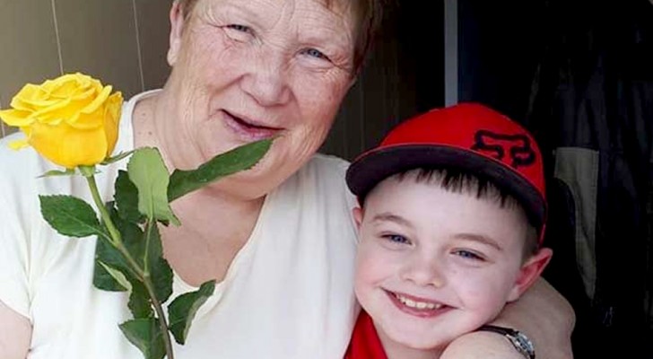 6-year-old boy gives a rose to every woman in the neighborhood using his savings: a true gentleman