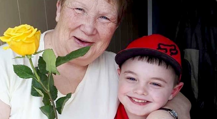 Niño de 6 años le regala una rosa a cada mujer del barrio usando sus ahorros: un verdadero caballero