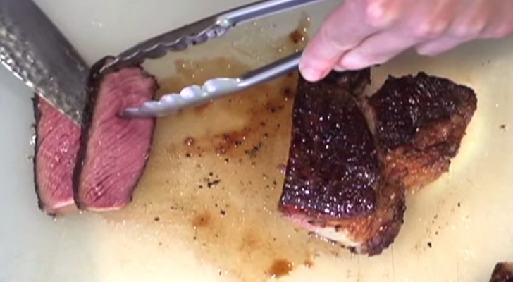 This guy reveals you the secret to cook the most DELICIOUS steak ever!