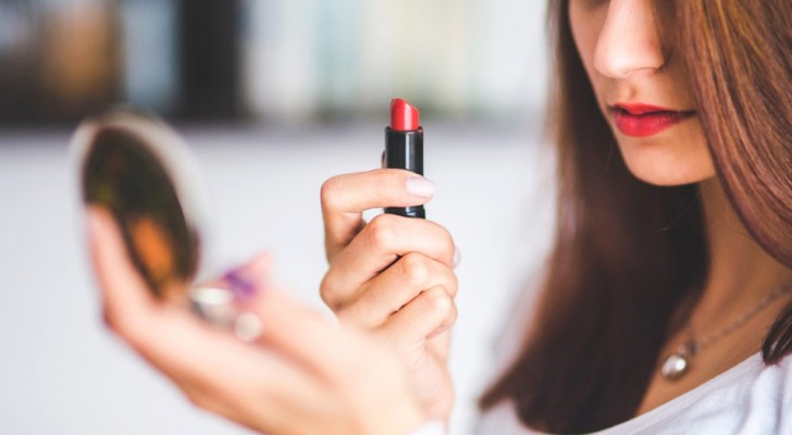 Ze besluit om niet te veel make-up te dragen om de ouders van haar vriend te ontmoeten: hij wordt woedend