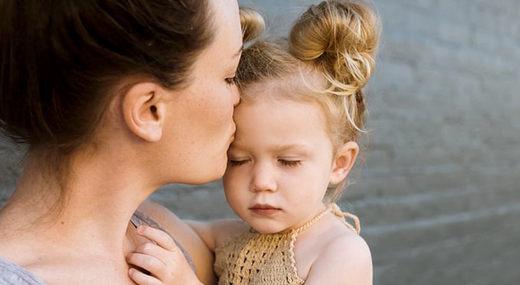 Mamma dà in adozione la figlia di 2 anni non appena nasce il maschio che desiderava: la famiglia va su tutte le furie