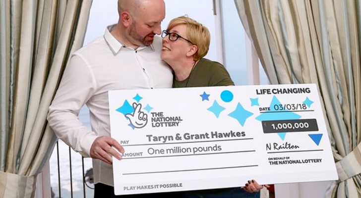 Couple win £ 1,000,000 on the lottery and donate food packages to less fortunate people with part of the money