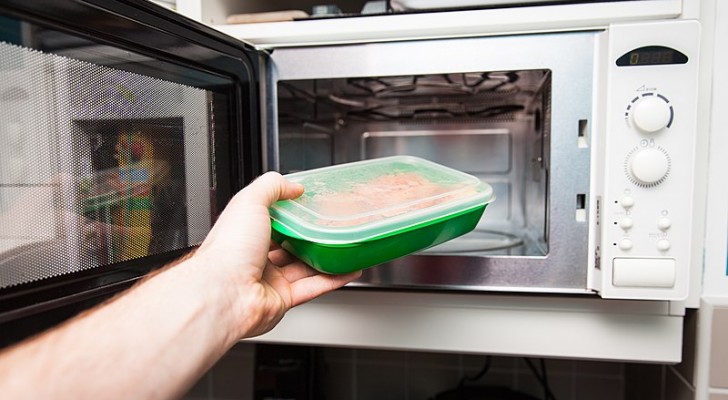 Mai nel microonde: scopriamo quali materiali non dovremmo inserire nel nostro forno