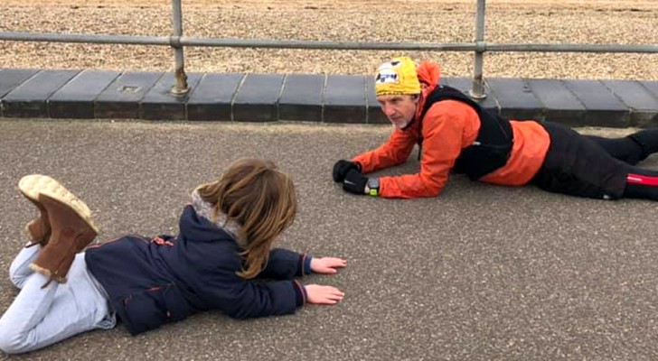 Den autistiska sonen får en kris och slänger sig på marken - en främmande man bestämmer sig för att lägga sig bredvid och lyckas lugna honom