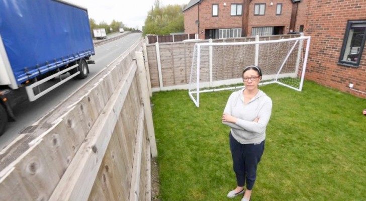 "No soy estúpida": compra una casa al lado de una calle transitada y se queja del exceso de ruido de los autos