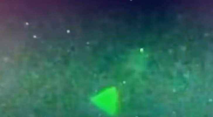 En pyramidformad UFO upptäckt uppe i himlen: Pentagon bekräftar att bilderna är äkta