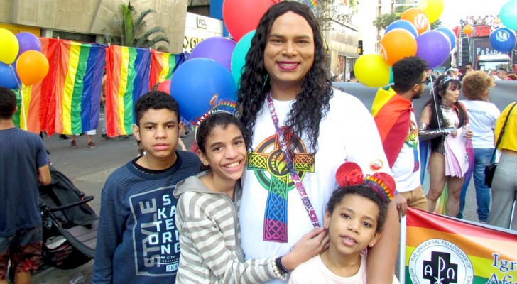 Trans mom adopts three children rejected by their parents: she tries to give them a better life