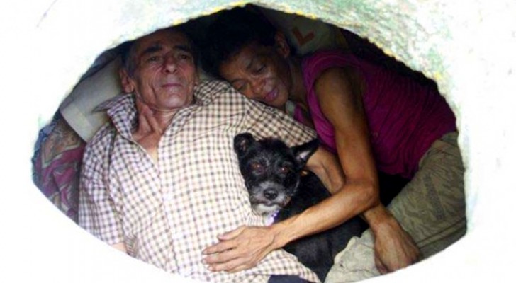 A very poor couple have been forced to live in a manhole for over 22 years: "We have everything we need"