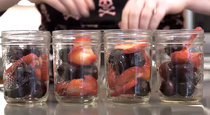 She fills the jars with fruit and puts them in the oven: the result is DELICIOUS!