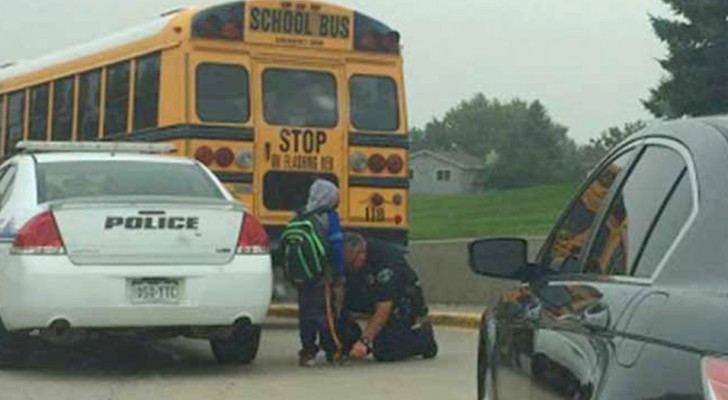 Policial acompanha um menino que perdeu o ônibus escolar até a escola: não queria que fosse sozinho a pé