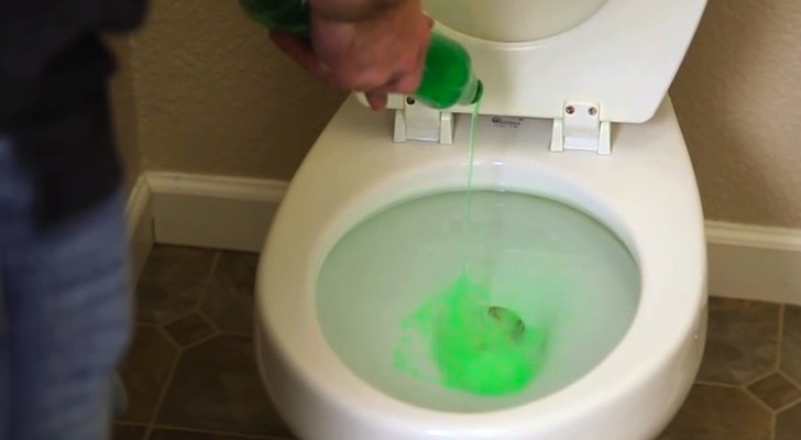 Een man gebruikt vaatwasmiddel voor de WC: slechts seconden laten is het gedaan!