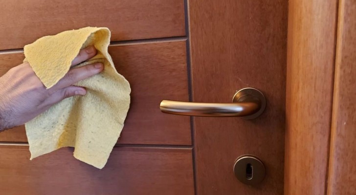 Porte e maniglie: qualche trucco casalingo per pulire a fondo questi oggetti spesso trascurati