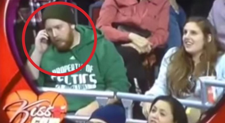 A man ignores his girlfriend and the kiss cam: no one expected this was going to happen!
