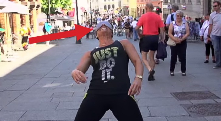 A woman agrees to dance blindfolded: look what happens next !