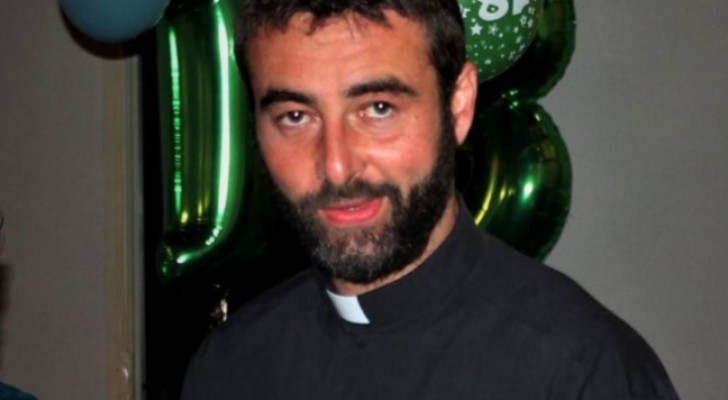 Priester verkündet während der Messe, dass er sich in eine Frau verliebt hat
