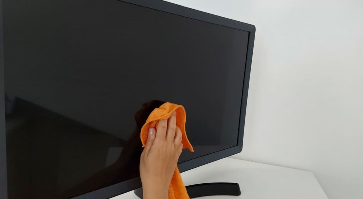 I trucchi più utili per pulire lo schermo della TV o del PC senza graffiarlo