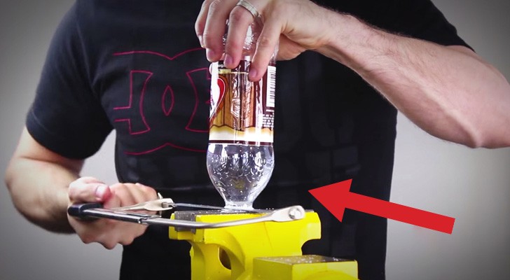 Un uomo taglia due bottiglie di plastica e crea un oggetto sorprendente!
