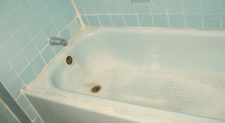 Vasca da bagno macchiata di calcare? Scopri come rimuovere quei fastidiosi aloni
