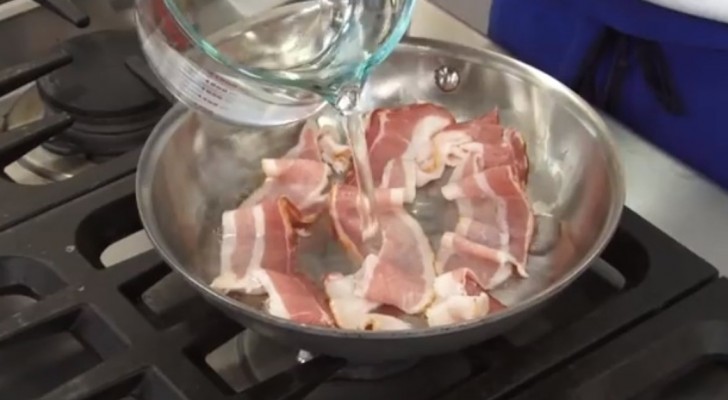 This chef put in a pan WATER and BACON: my mouth is watering !