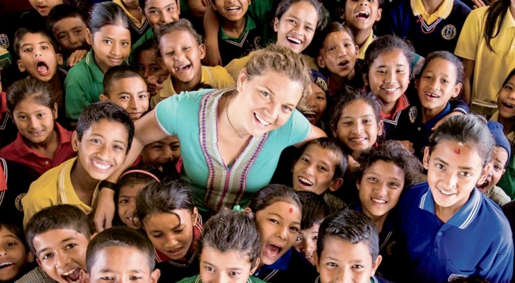 Questa donna ha adottato più di 50 bambini orfani: li considera tutti come fossero suoi figli