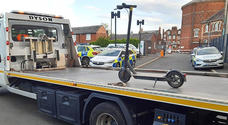 Polizisten beschlagnahmen einen Motorroller und laden ihn auf einen riesigen Abschleppwagen: Spott in sozialen Medien