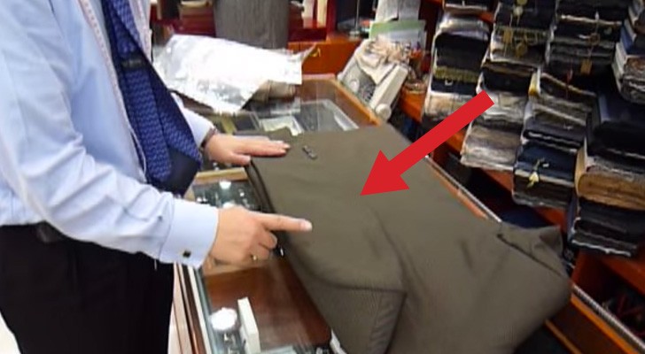 A man reveals how to perfectly fold a suit without creases. Here's his secret... !