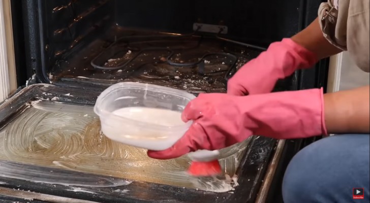 Verkrusteter und stinkender Ofen? Entdecken Sie einige preiswerte und effektive DIY-Methoden, um es zu reinigen.
