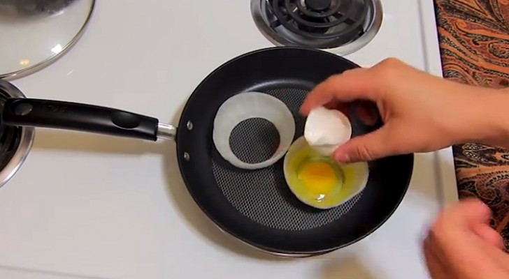 Il casse des œufs à l 'intérieur d'onion rings: le petit dej' est exquis!