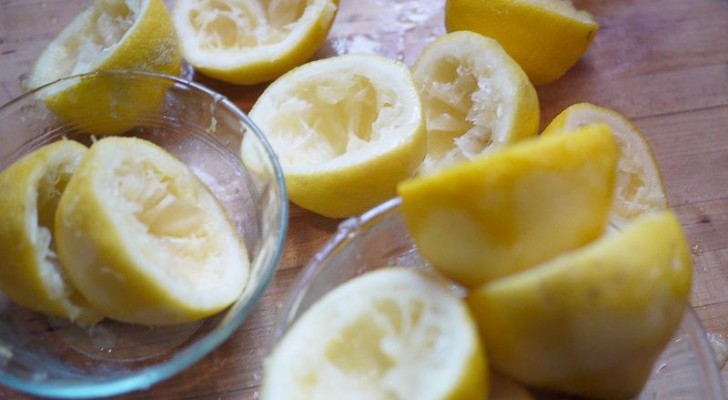 Ausgepresste Zitronen: Entdecken Sie, wie Sie sie für viele Aufgaben im Haushalt verwenden und dabei Abfall vermeiden können