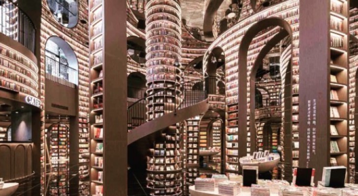 Questa maestosa libreria con soffitto a specchi sembra un labirinto dal quale è difficile uscire
