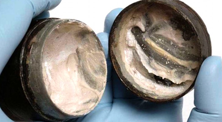 Archäologen finden 2.000 Jahre alte Gesichtscreme: Es waren noch Fingerabdrücke darauf