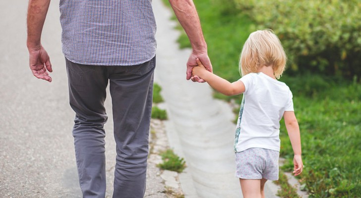 Großvater holt seine Enkelin im Kindergarten ab und bekommt das falsche Kind geliefert: Er merkt es erst nach einer halben Stunde