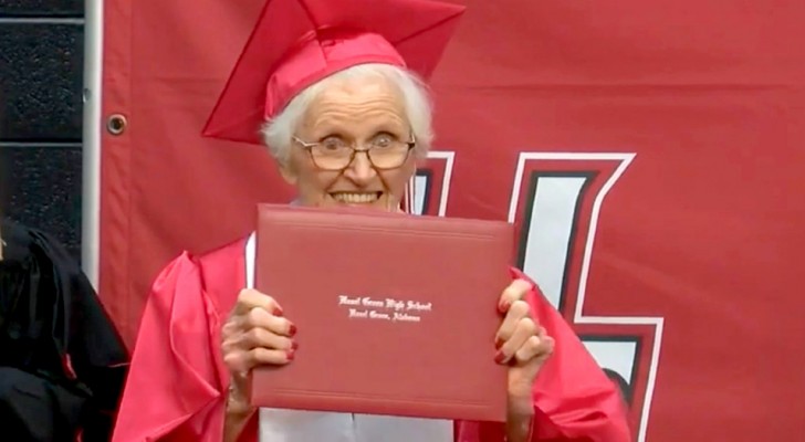 Obtiene el diploma de la secundaria con 94 años: había abandonado los estudios para casarse con el hombre que amaba