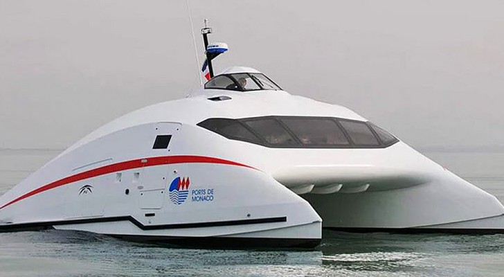 Denna super aerodynamiska båt kan flyga över vattnet i 100 km/h