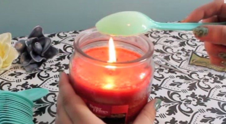 Una candela e dei cucchiai di plastica? Ecco come trasformarli in qualcosa di BELLO!