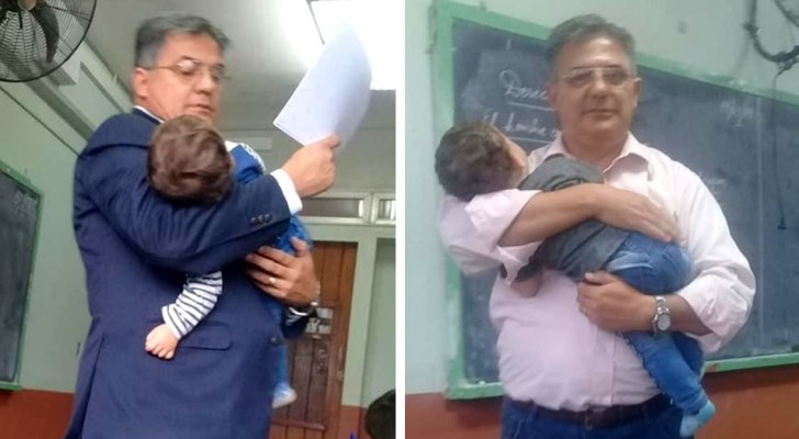 Profesor sostiene en sus brazos al hijo de una joven estudiante para que pueda seguir mejor la lección