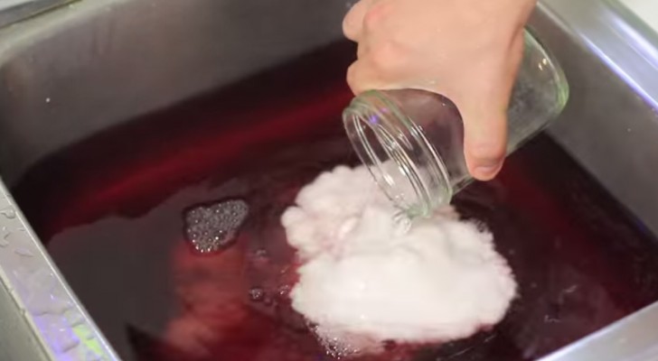 She pours vinegar in the kitchen sink: what happens next is brilliant!