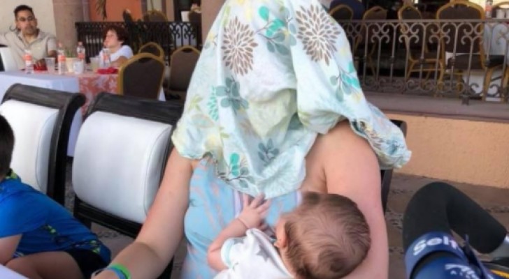 Allatta il suo bambino in un ristorante ma le dicono di coprirsi: la sua risposta è esemplare