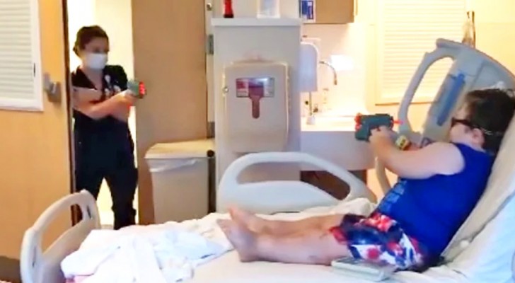 Enfermeira organiza uma luta simulada com arminhas de brinquedo para fazer uma criança doente sorrir