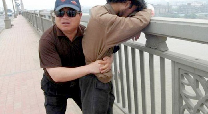 This man watches over the same bridge every day: in 13 years he has saved more than 300 people who wanted to jump