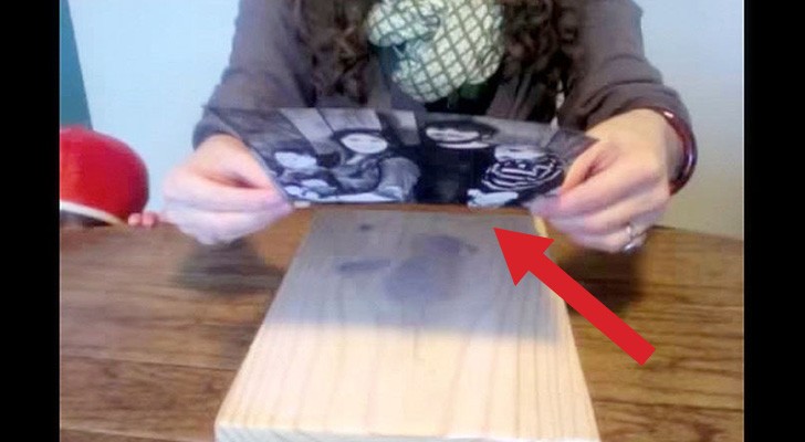 Elle colle une photo sur une table en bois. Ce qu'il en ressort est magnifique!