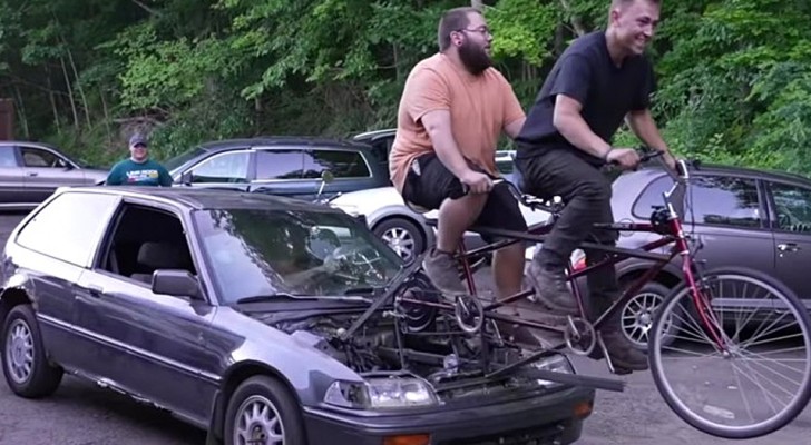 Drei junge Mechaniker verwandeln einen Kleinwagen in ein Tandemauto