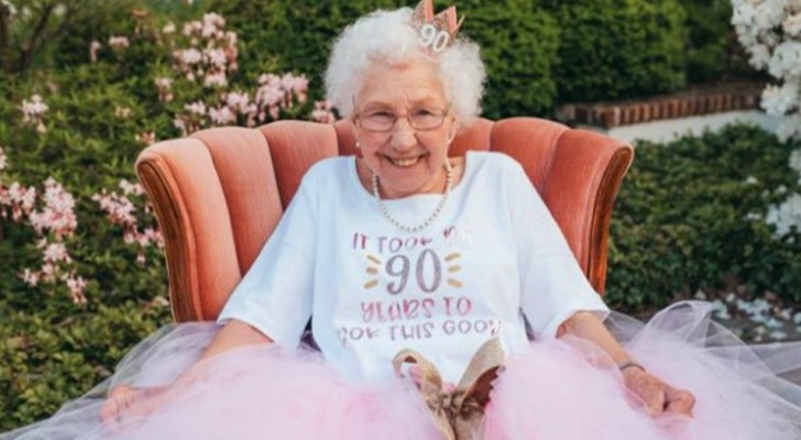 La nieta le organiza un cumpleaños de fábula: esta abuela festeja sus 90 años vestida de princesa
