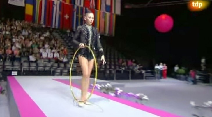 Was diese Gymnastin mit dem Reifen schafft, macht das Publikum sprachlos