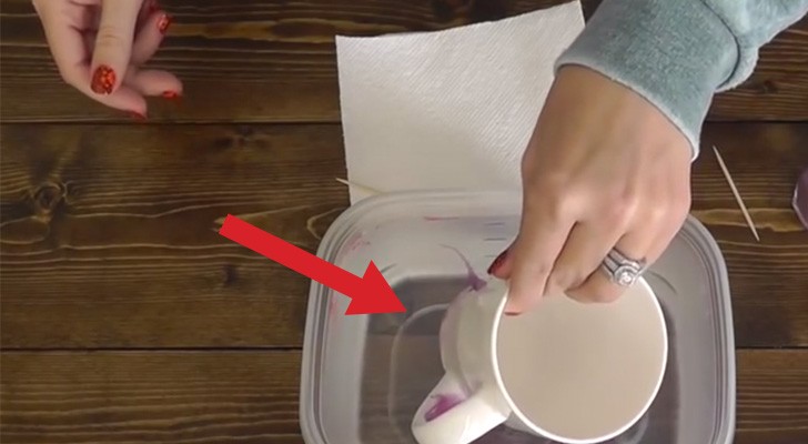 She dunks a plain mug in water with a secret ingredient. Why? This is Brilliant!