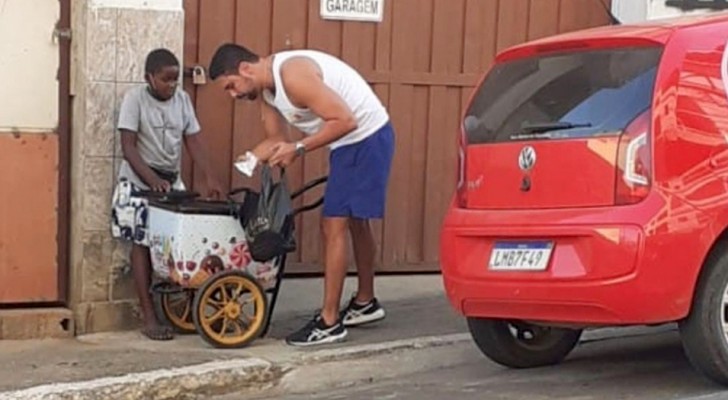 Kind verkauft Spielzeug, um seiner armen Familie zu helfen: Sein Handwagen bricht, und ein Fremder kauft das ganze Spielzeug