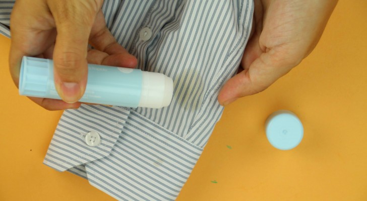 Nehmen Sie einen praktischen Fleckenentferner-Stick mit, den Sie zu Hause leicht vorbereiten können