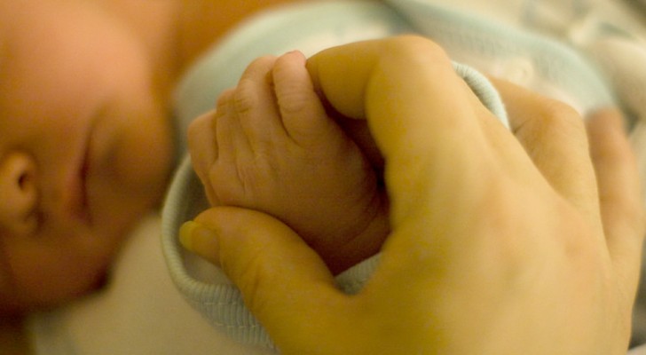"Kus mijn kind niet!": een moeder legt uit waarom het beter is om niet te nauw contact te hebben met een pasgeboren baby