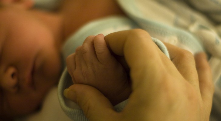 "Pussa inte de nyfödda": en mamma förklarar varför man inte ska ha för nära kontakt med små barn