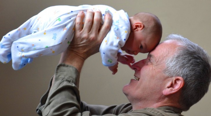 Este abuelo pretende que la hija le pague por cuidar de su nieta